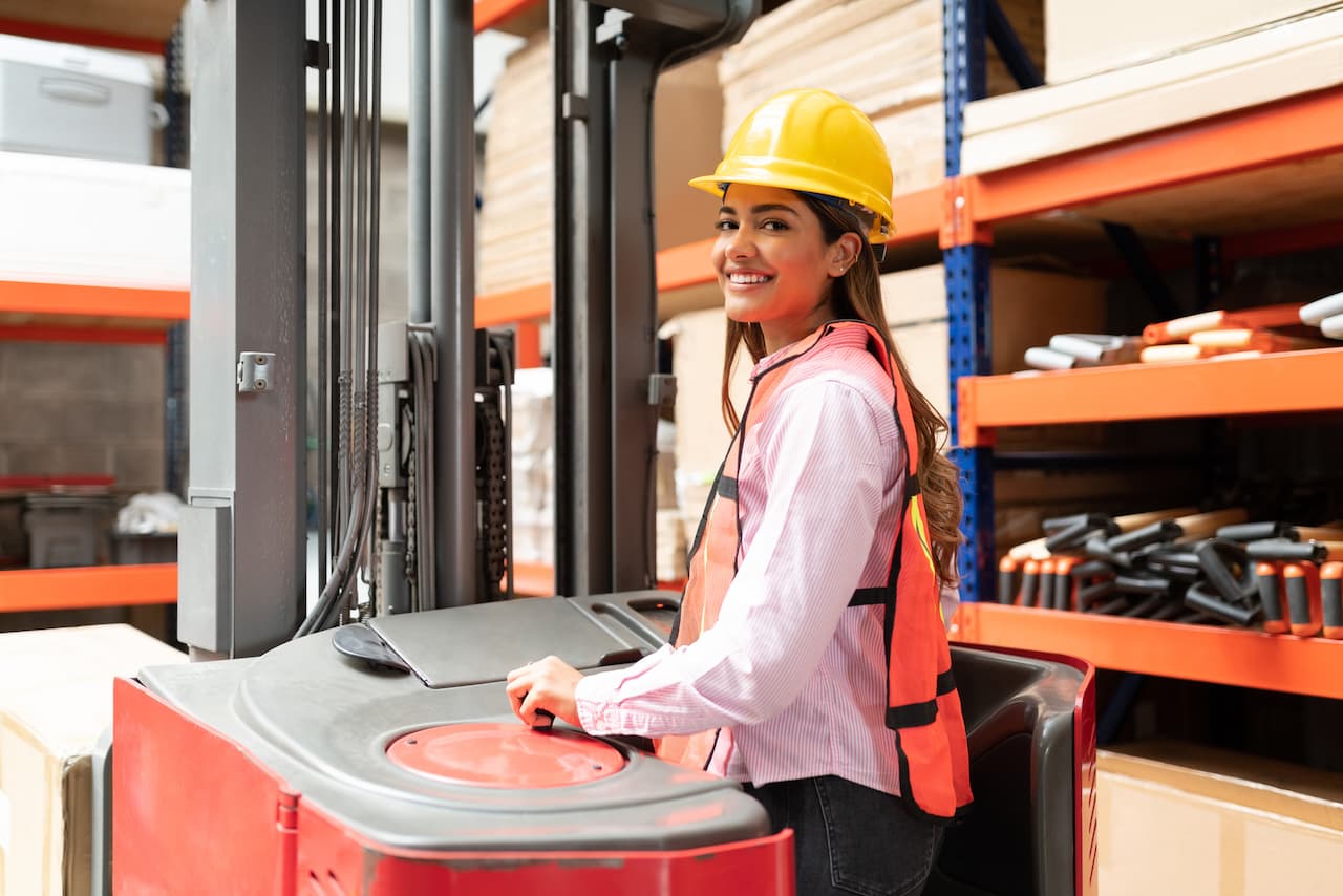 Mujer supervisando embalaje de productos con cintas Hot Melt